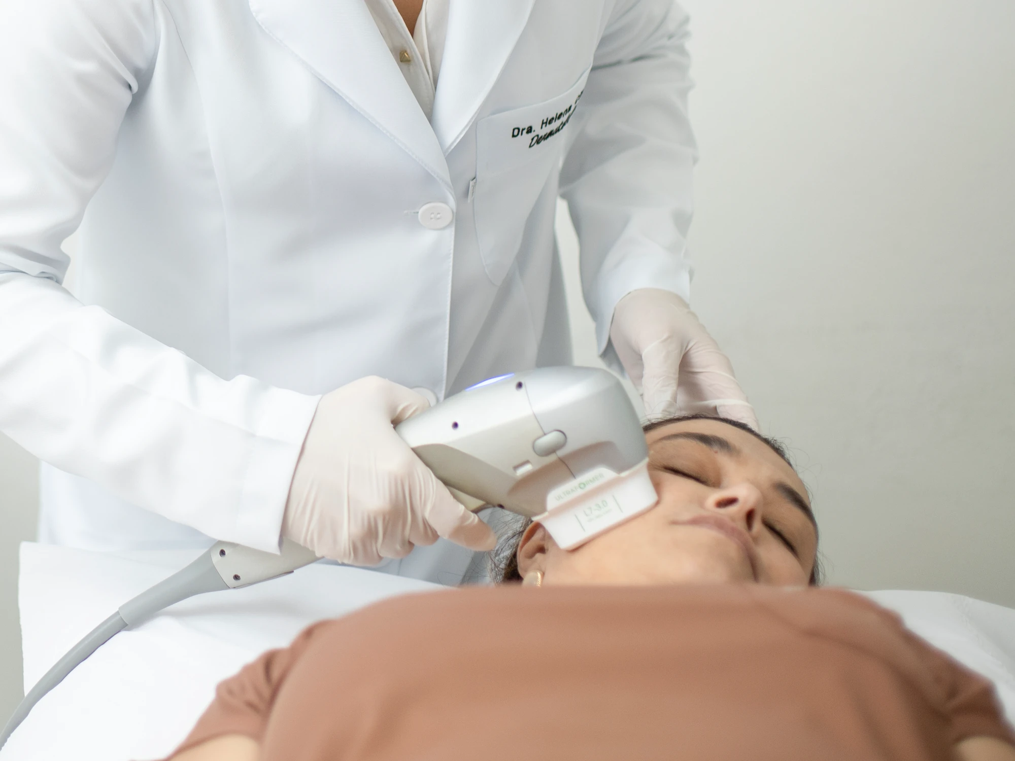 Dermatologista realizando procedimento estético de forma cuidadosa