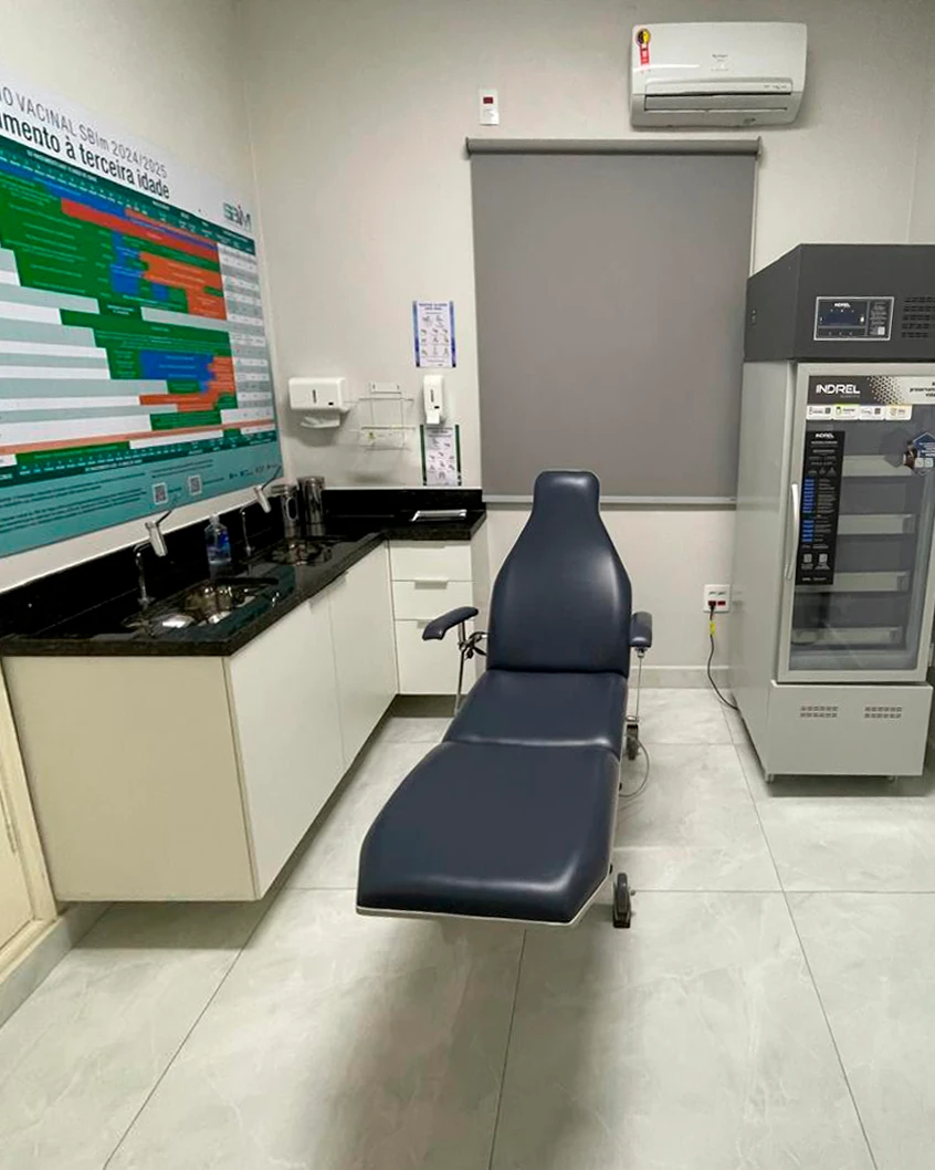 Sala de vacinação da Dermocentro com cadeira clínica e geladeira de imunobiológicos
